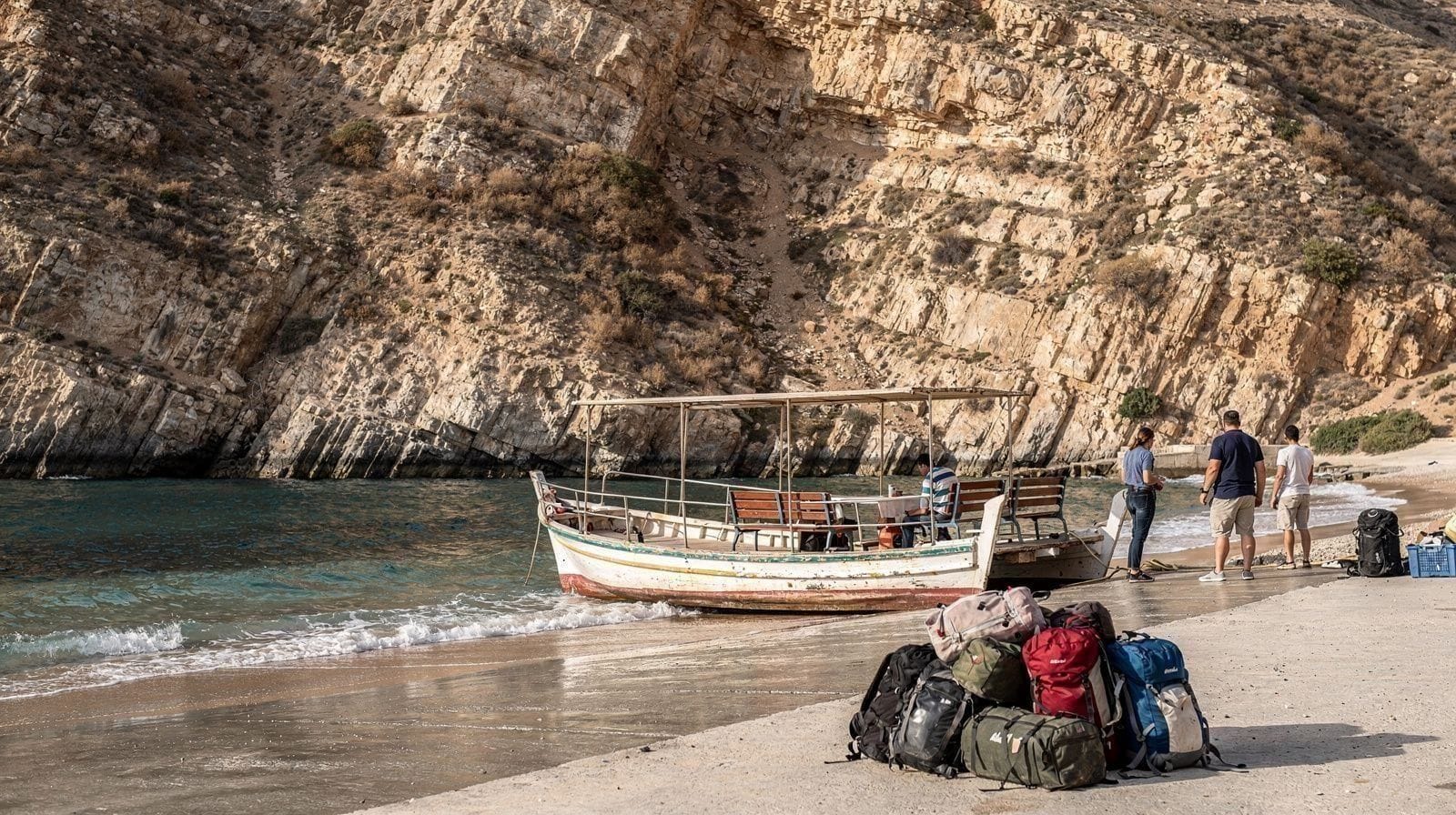 Los Barcos Que Mantienen Unida la Costa Sur