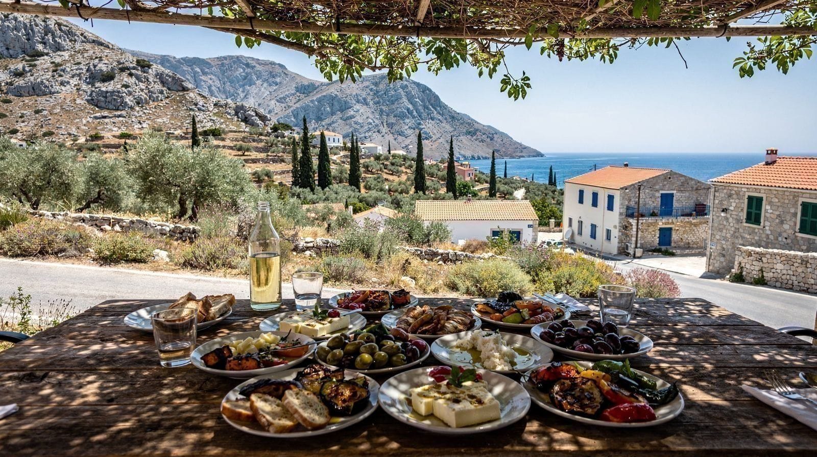 Dakos e la tavola del mezze cretese